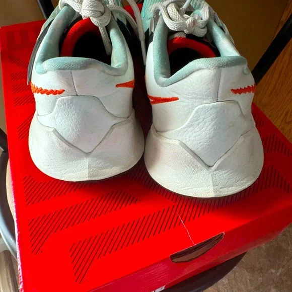 Nike- Kyrie Low 3 - Size-6.5